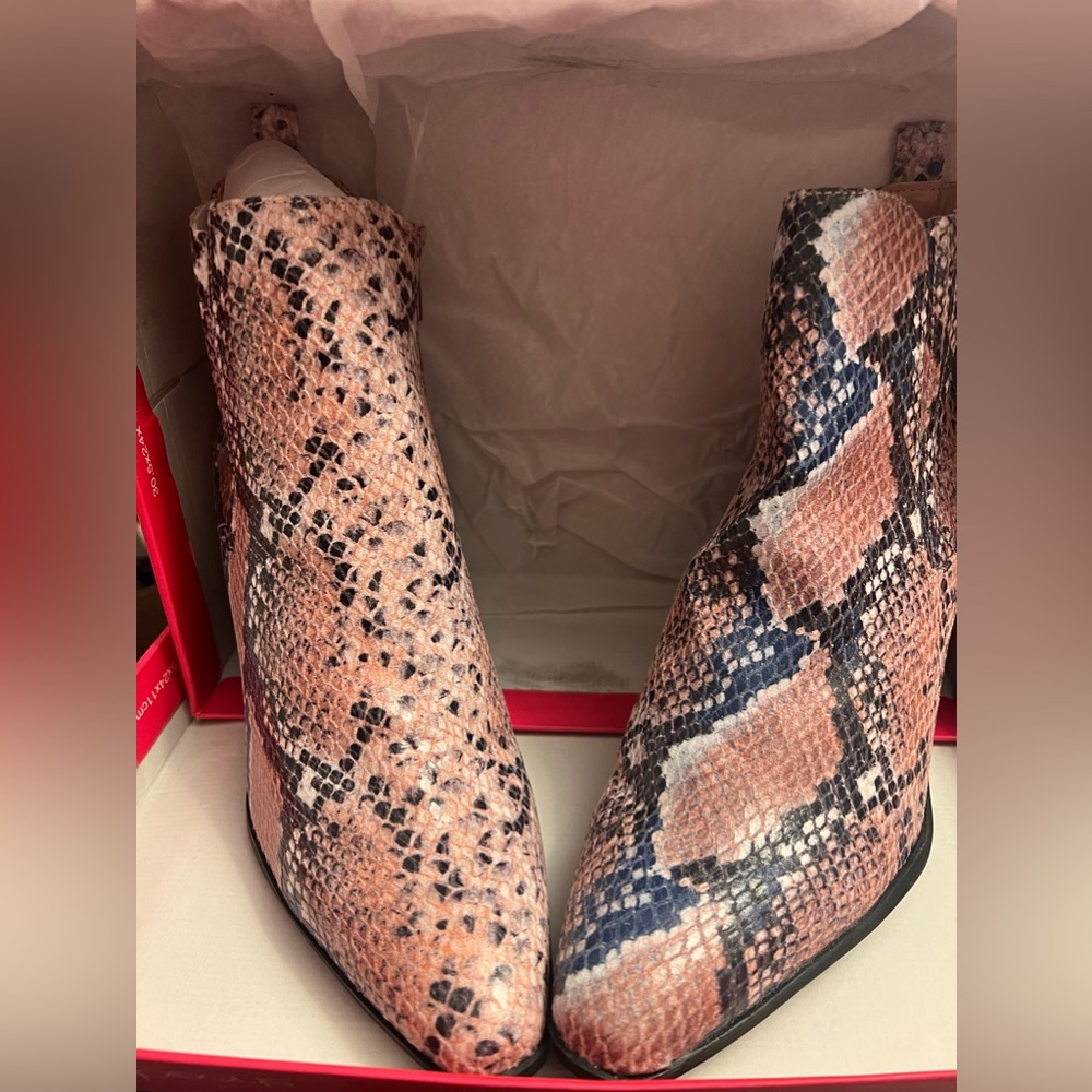 Shoedazzle snake skin print ankle bootie NEW never worn